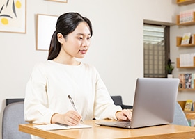 勉強をする主婦